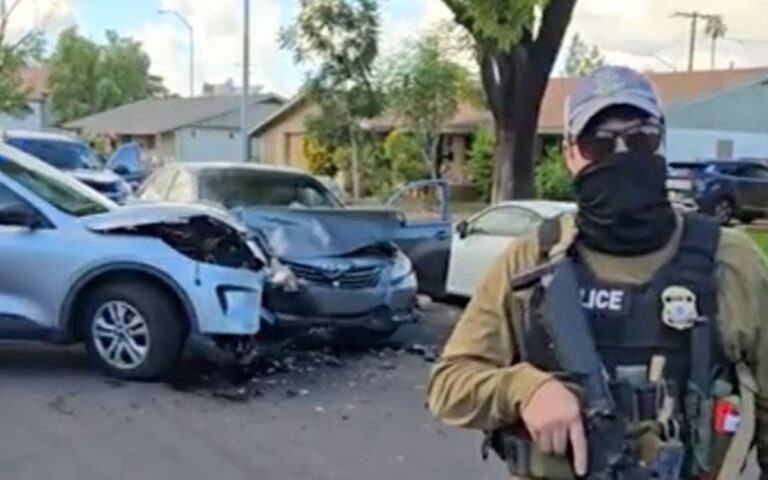 ICE aumenta tácticas agresivas: chocan autos para detener a inmigrantes