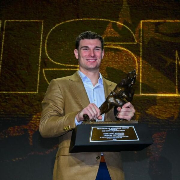 Histórico: Latino Fernando Mendoza gana el Trofeo Heisman