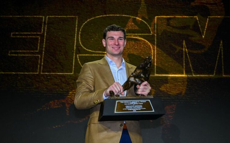 Histórico: Latino Fernando Mendoza gana el Trofeo Heisman