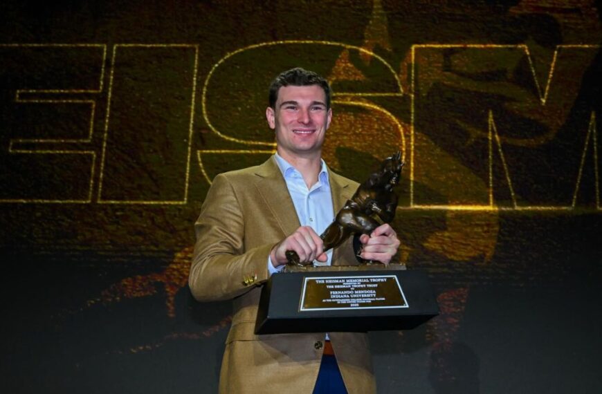 Histórico: Latino Fernando Mendoza gana el Trofeo Heisman