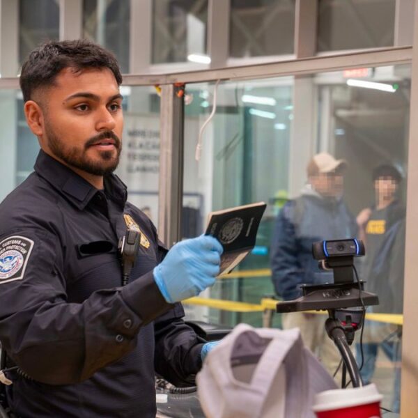 Endurecen medidas para salir de EU con escaneo facial y presencia de ICE