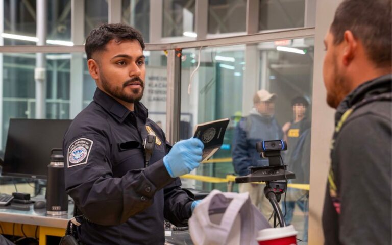 Endurecen medidas para salir de EU con escaneo facial y presencia de ICE