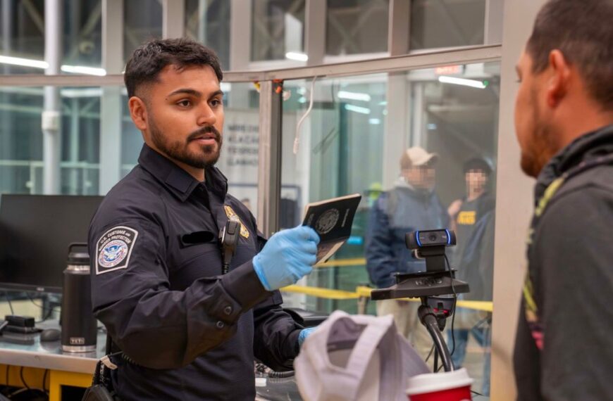 Endurecen medidas para salir de EU con escaneo facial y presencia de ICE