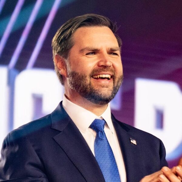 JD Vance en Phoenix: ‘Ya no te tienes que disculpar por ser blanco’