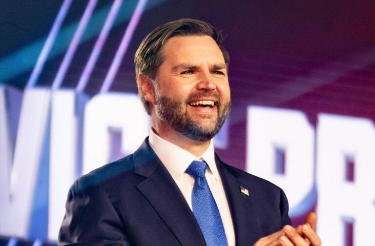 JD Vance en Phoenix: ‘Ya no te tienes que disculpar por ser blanco’