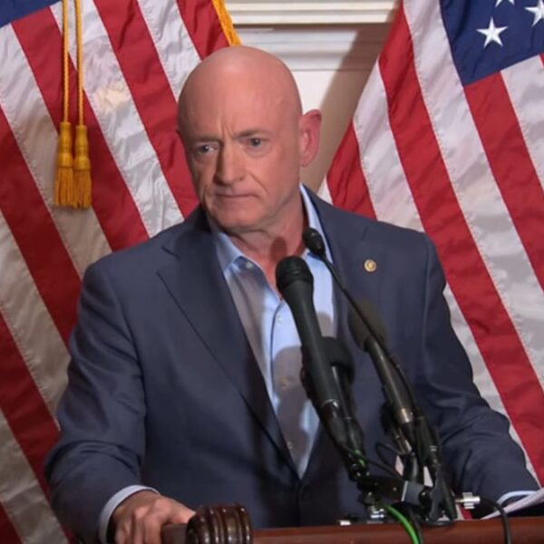 Mark Kelly se niega a ser silenciado: se defenderá de Trump