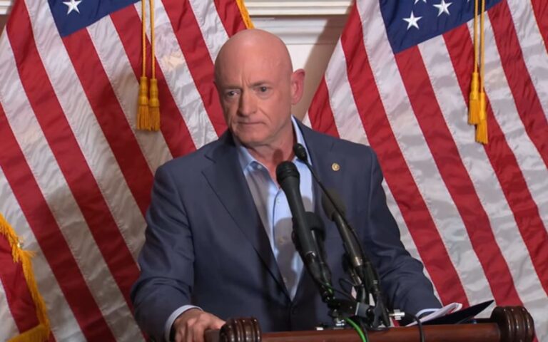Senador Mark Kelly acusa de abuso de poder a Pete Hegseth