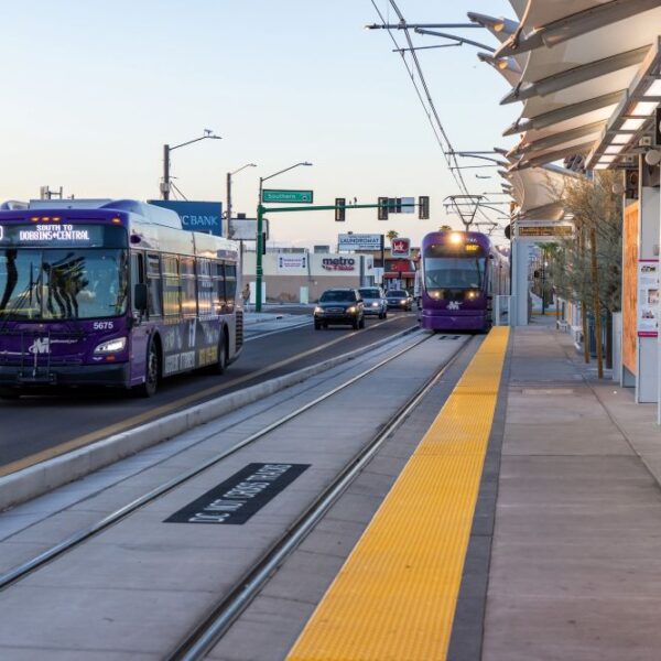 Ofrecen viajes gratis en transporte público para recibir el 2026