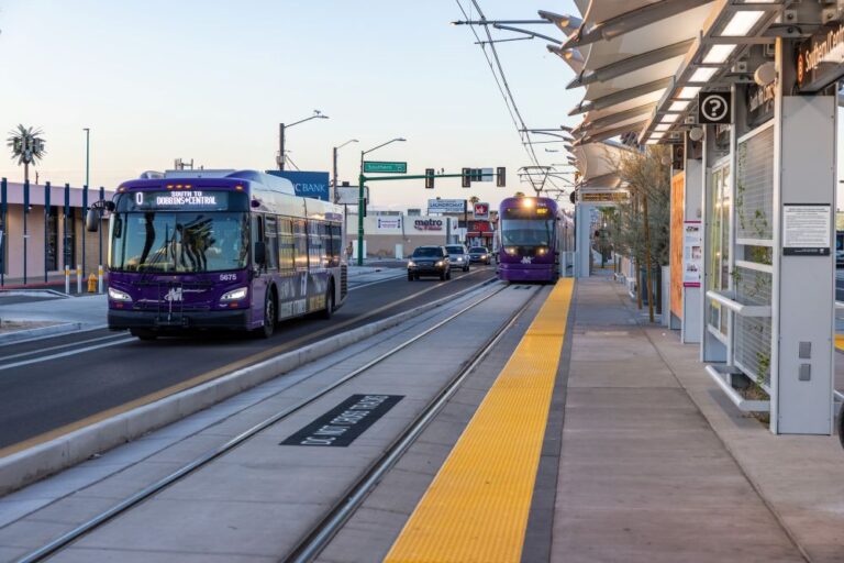 Ofrecen viajes gratis en transporte público para recibir el 2026