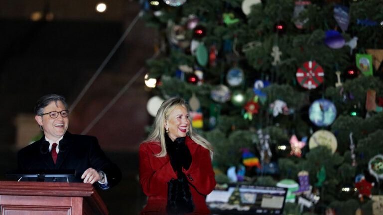 Mike Johnson toma vacaciones, como ‘solución’ a la crisis de salud