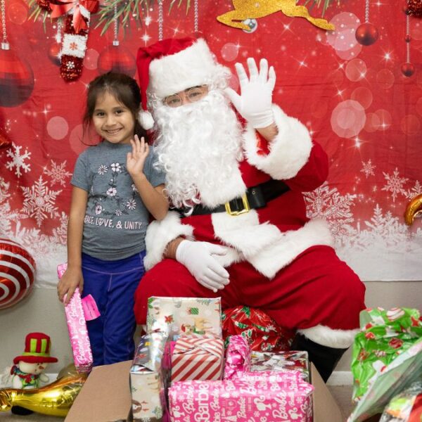 Ángeles del Barrio llevan la Navidad a Guadalupe, Arizona