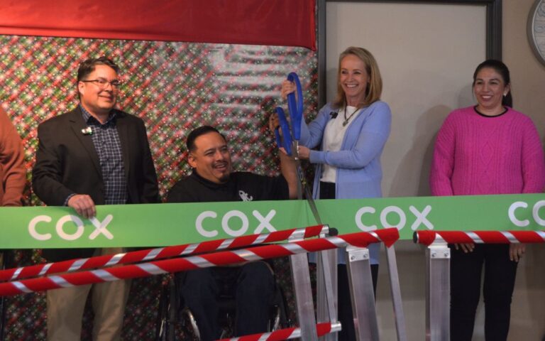 Abuelitos se conectan: Inauguran laboratorio en Casa de Primavera