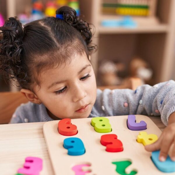 Gobernadora Hobbs busca reducir costo de cuidado de niños