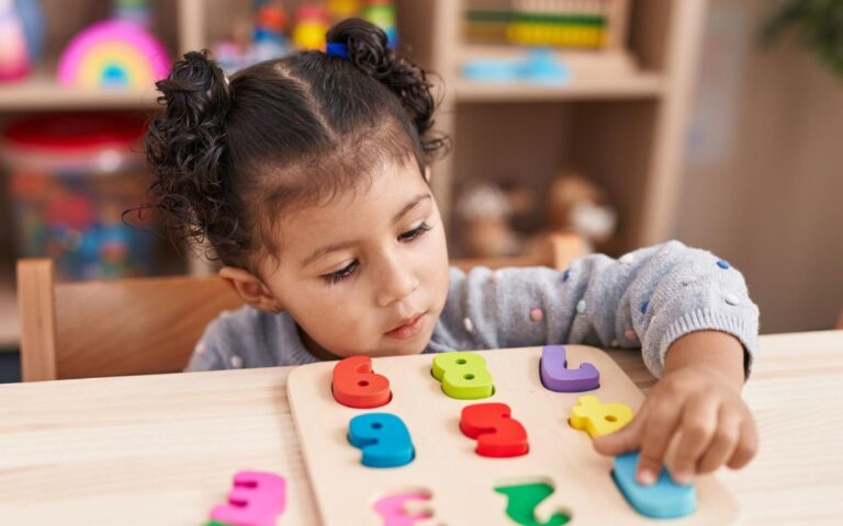 Gobernadora Hobbs busca reducir costo de cuidado de niños