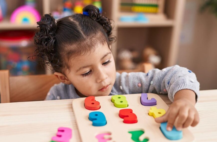 Gobernadora Hobbs busca reducir costo de cuidado de niños