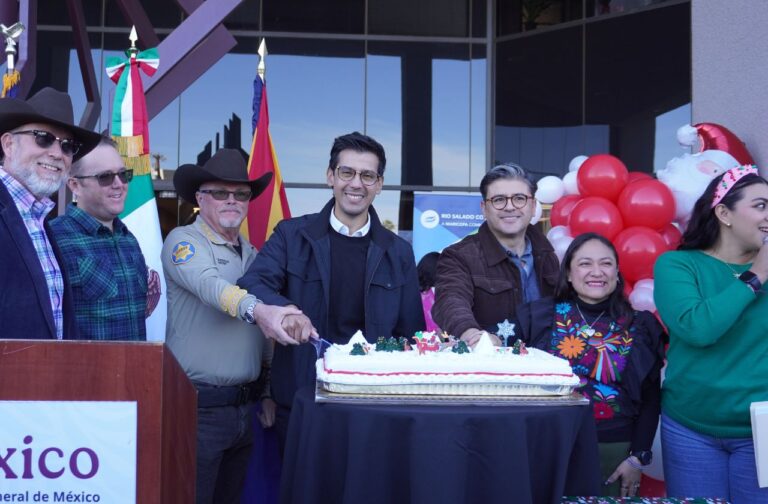 Piñatas y tradición: Consulado de México vive posada navideña