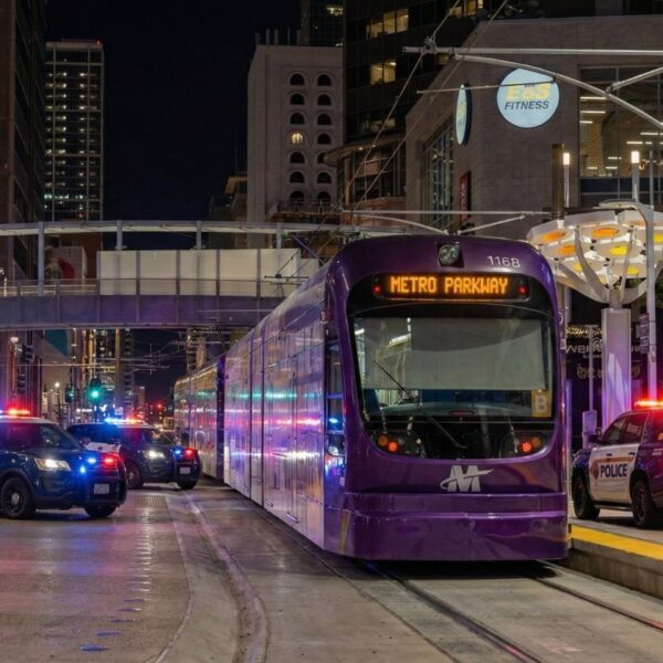 Accidente fatal de auto con tren ligero deja un muerto y 4 heridos