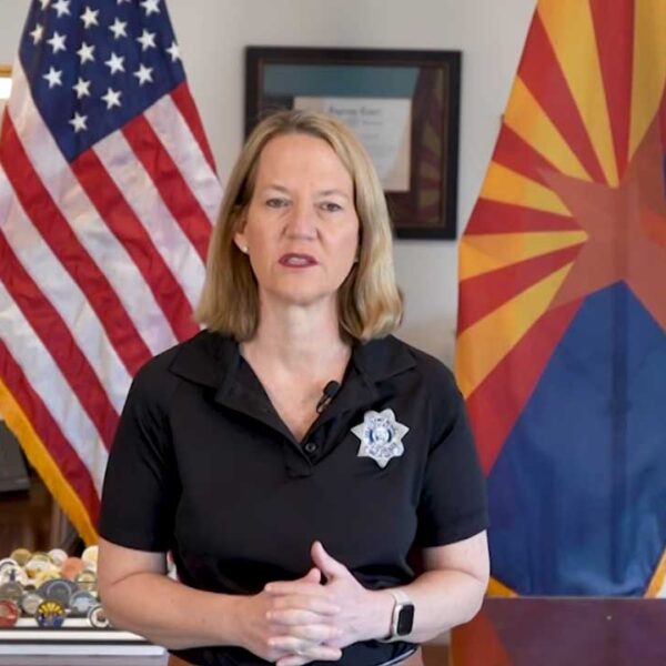 Fiscal Kris Mayes se defiende: ‘torcieron mis palabras’