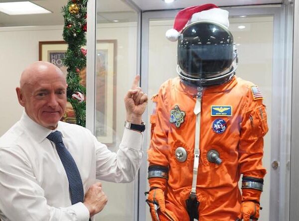 Aumentan represalias contra el senador Mark Kelly