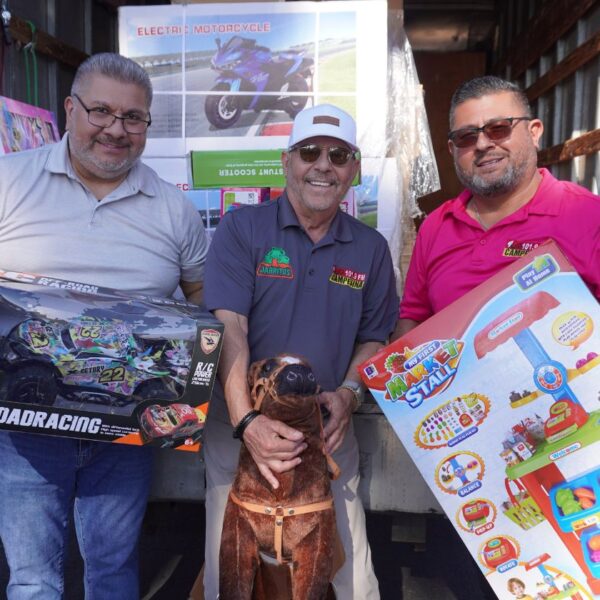 Día de Reyes Magos: Llevan alegría y regalos a familias de Phoenix