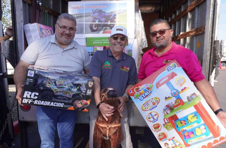 Día de Reyes Magos: Llevan alegría y regalos a familias de Phoenix