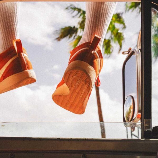 Causan revuelo tenis de Booker