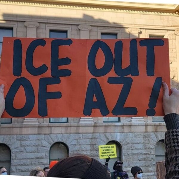 Republicanos buscan criminalizar a quienes obstruyan a ICE en Arizona