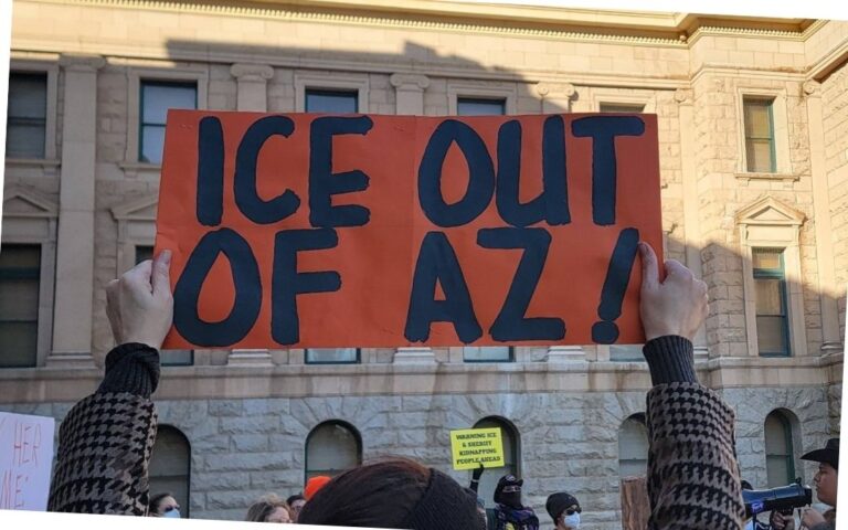 Republicanos buscan criminalizar a quienes obstruyan a ICE en Arizona