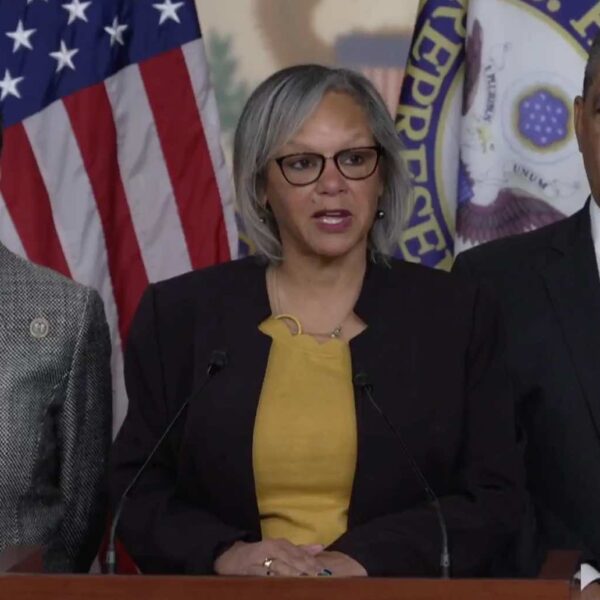 Representantes demócratas intentan destituir a Kristi Noem