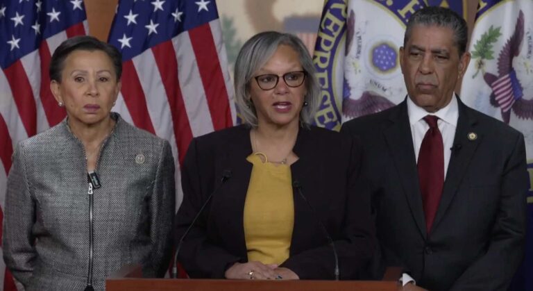 Representantes demócratas intentan destituir a Kristi Noem