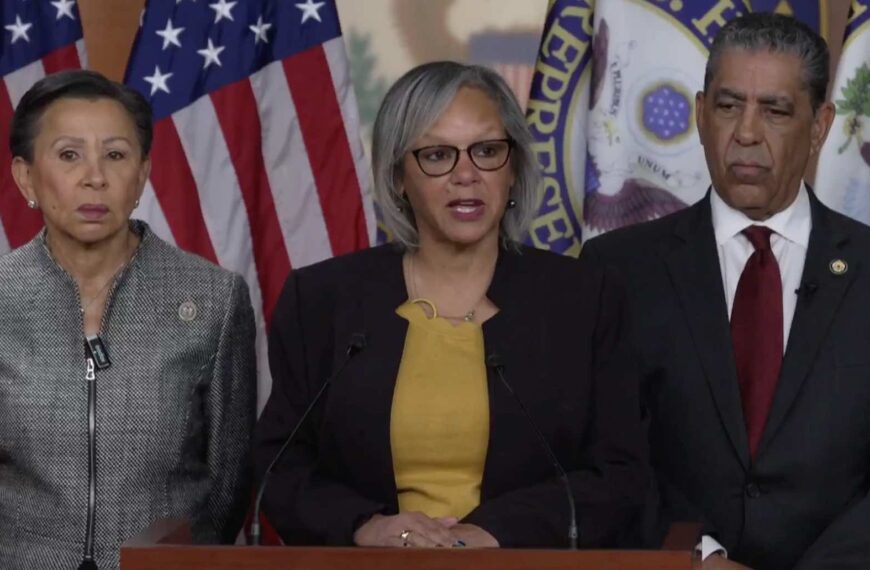 Representantes demócratas intentan destituir a Kristi Noem