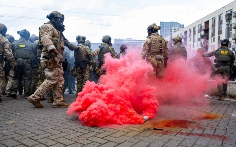 Freno judicial a ICE: Jueza prohíbe tácticas de fuerza contra manifestantes