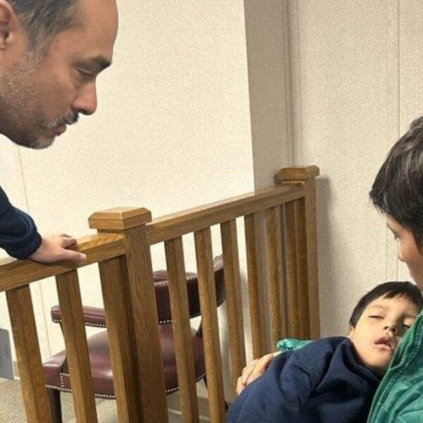 Juez ordena liberar a Liam y su padre: ‘ICE traumatiza a niños’