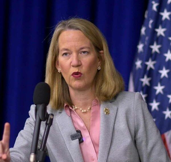 Renuncia en Fiscalía Estatal y presión política tras declaraciones de Kris Mayes sobre ICE