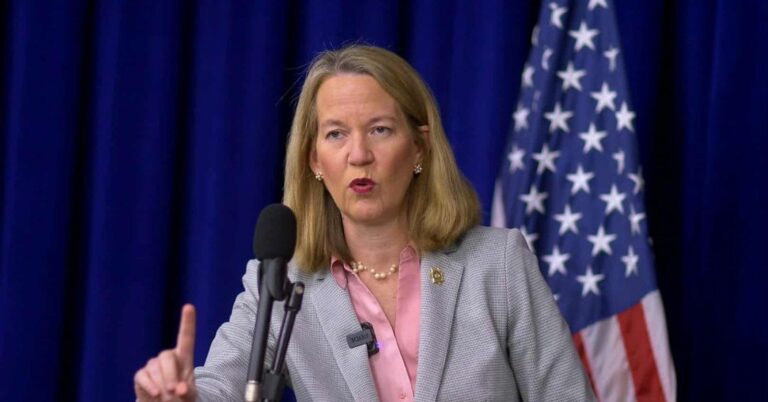 Renuncia en Fiscalía Estatal y presión política tras declaraciones de Kris Mayes sobre ICE