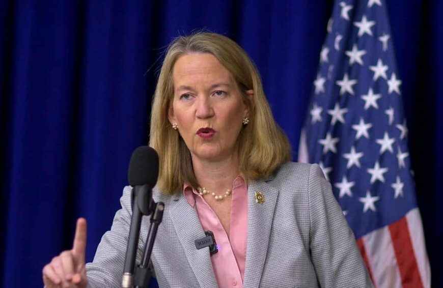 Renuncia en Fiscalía Estatal y presión política tras declaraciones de Kris Mayes sobre ICE