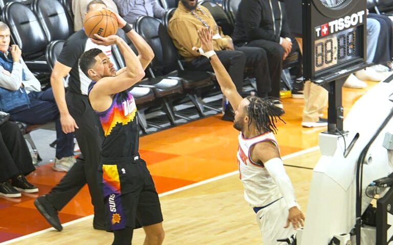 Suns supera a Knicks en un ensayo de postemporada; Devin Booker brilla en cierre