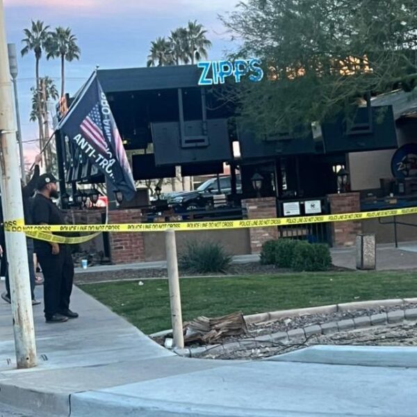 Agentes federales allanan cadena de restaurantes Zips Sports Grill en el valle