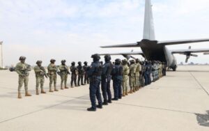 México entrega a EU a 37 operadores de cárteles de la droga 