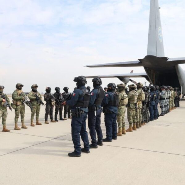 México entrega a EU a 37 operadores de cárteles de la droga 