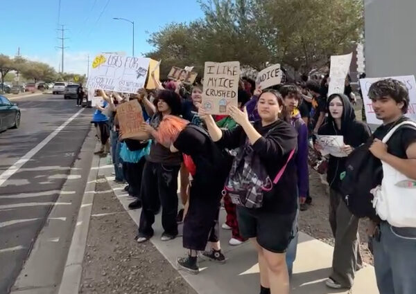 Jóvenes se manifiestan contra políticas de ICE en el Sur de Phoenix
