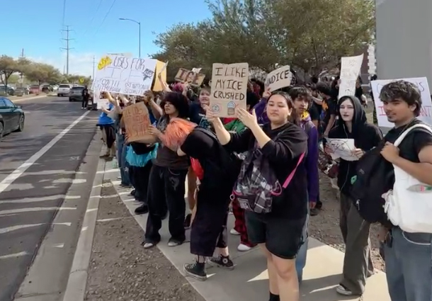 Jóvenes se manifiestan contra políticas de ICE en el Sur de Phoenix