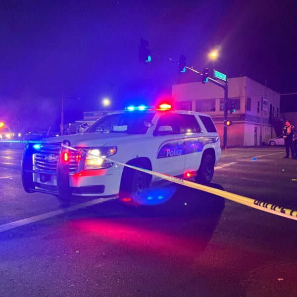 Viven policías violenta jornada en Phoenix