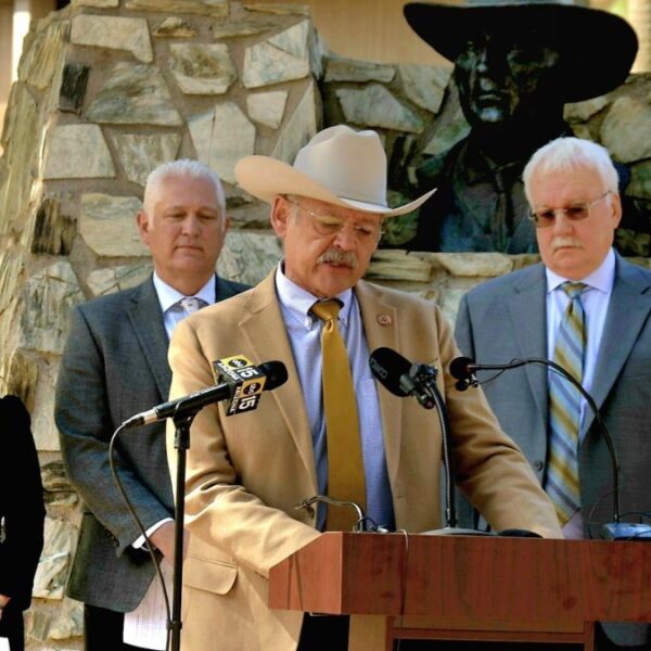 Líderes republicanos lanzan ultimátum a Katie Hobbs sobre reformas