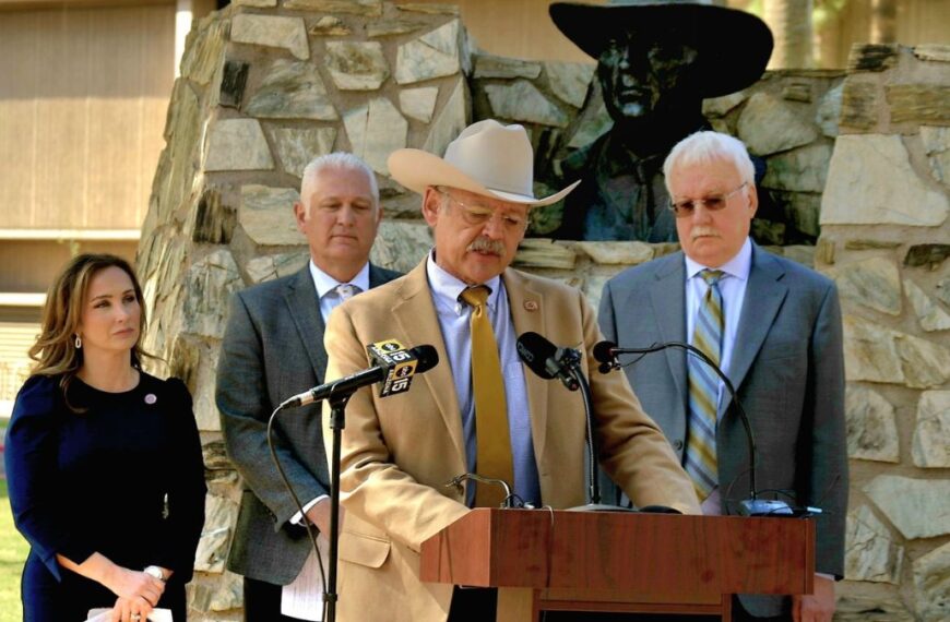 Líderes republicanos lanzan ultimátum a Katie Hobbs sobre reformas