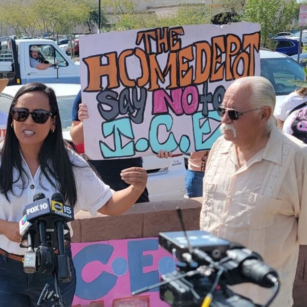 ICE vigila Home Depot: Denuncian rastreo de placas y celulares