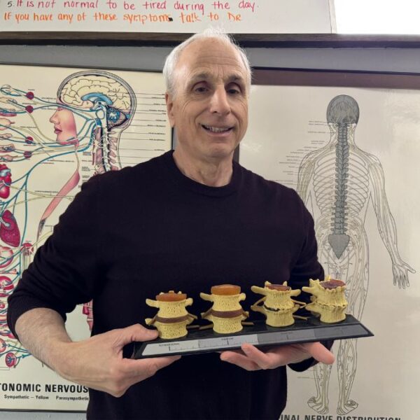 Dr. Waxman: 46 años sanando con las manos en Phoenix