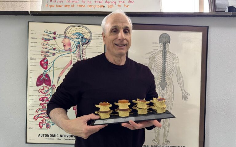 Dr. Waxman: 46 años sanando con las manos en Phoenix