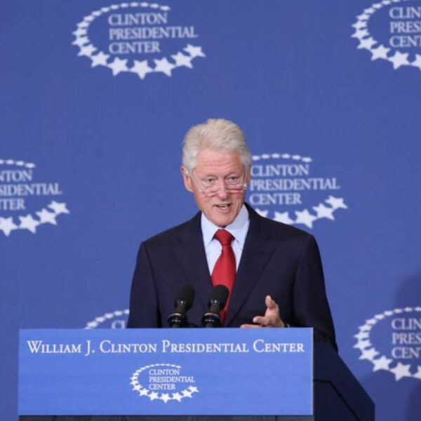 Clinton niega nexos con crímenes de Epstein: ‘no vi ni hice nada malo’