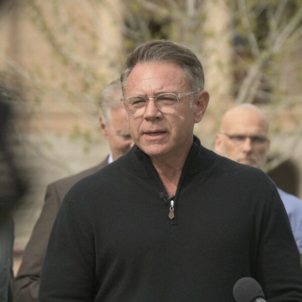 Hugh Lytle, candidato independiente, desafía bloqueo 